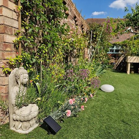 Lotus Pod House Homestay Horsell Esterno foto